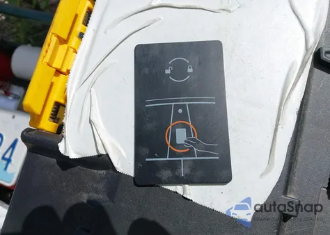 2024 Tesla Model Y Long Range Dual Motor All-Wheel Drive z USA, uszkodzony, nr VIN 7SAYGAEE0RF074822